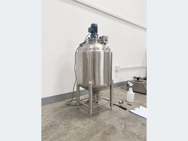 Boiling and mixing tank